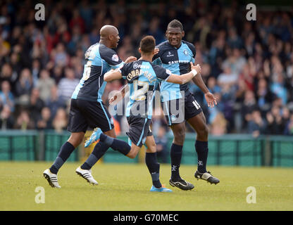 Aaron Pierre von Wycombe Wanderers (rechts) feiert das Tor zum Ausgleich mit den Teamkollegen Paris Cowan-Hall (Mitte) und Leon Johnson (links) Stockfoto