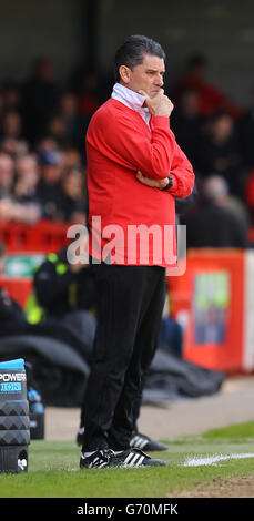 Fußball - Sky Bet League One - Crawley Town / Leyton Orient - Checkatrade.com Stadium. Crawley Town Manager John Gregory an der Touchline Stockfoto