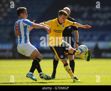 Fußball - Sky Bet Championship - Huddersfield Town / Brighton und Hove Albion - The John Smith's Stadium. Jonathan Hogg von Huddersfield Town (links) und Solly March von Brighton & Hove Albion kämpfen um den Ball. Stockfoto