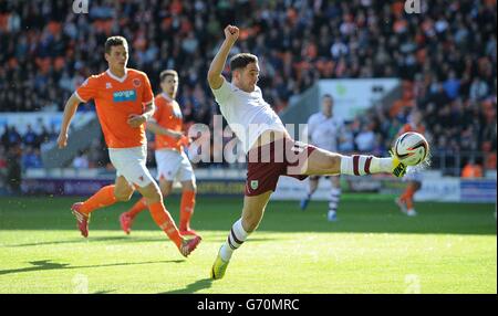 Fußball - Sky Bet Championship - Blackpool / Burnley - Bloomfield Road. Burnleys Danny ings streckt sich während des Spiels der Sky Bet Championship in der Bloomfield Road, Blackpool, um den Ball. Stockfoto