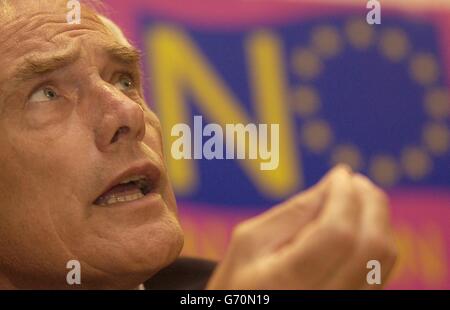 Robert Kilroy-Silk spricht auf einer Pressekonferenz im Zentrum von London. Herr Kilroy-Silk verteidigte wütend die Behauptungen des Vorsitzenden der Konservativen Partei Michael Howard, dass ein Votum für die UK Independence Party eine verschwendete Stimme sei. Stockfoto