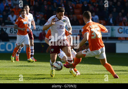 Burnleys Danny ings kämpft während des Sky Bet Championship-Spiels in der Bloomfield Road, Blackpool, um den Ball mit Harrison McGahey von Blackpool. DRÜCKEN Sie VERBANDSFOTO. Bilddatum: Freitag, 18. April 2014. Siehe PA Story SOCCER Blackpool. Bildnachweis sollte lauten: Martin Rickett/PA Wire. Stockfoto