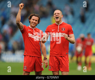 Lawrie Wilson von Charlton Athletic (links) und Michael Morrison (rechts) feiern nach dem letzten Pfiff gegen Sheffield am Mittwoch. Stockfoto