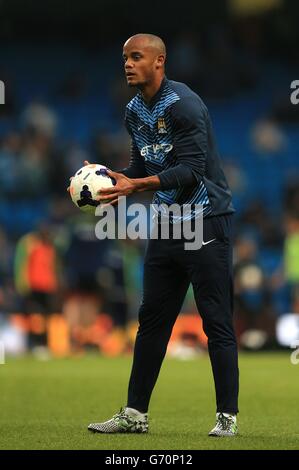 Fußball - Barclays Premier League - Manchester City / West Bromwich Albion - Etihad Stadium. Vincent Kompany aus Manchester City beim Aufwärmen Stockfoto