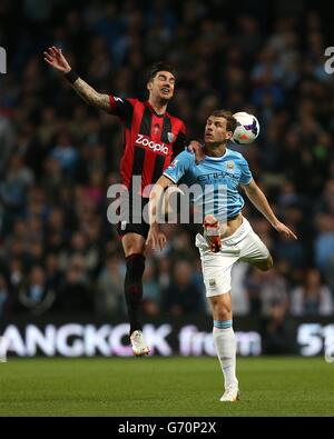 Fußball - Barclays Premier League - Manchester City / West Bromwich Albion - Etihad Stadium. Edin Dzeko von Manchester City (rechts) und Liam Ridgewell von West Bromwich Albion (links) kämpfen um den Ball Stockfoto