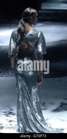 Naomi Campbell während der "Black" Fashion Show und Party von Modedesigner Alexander McQueen, um fünf Jahre American Express Centurion Card zu feiern, im Earls Court Exhibition Centre im Zentrum von London. Stockfoto