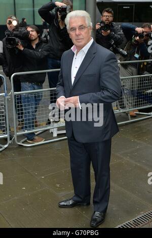 Der Publizist Max Clifford kommt am Southwark Crown Court in London an, wo er wegen insgesamt 11 Anklagepunkten wegen unanständigen Übergriffen auf sieben Frauen und Mädchen angeklagt wird. Stockfoto