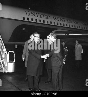 Der amerikanische Staatssekretär Dr. Henry Kissinger am Flughafen Heathrow, nachdem er von Genf aus an Bord einer Boeing der amerikanischen Luftwaffe zu einem 16-stündigen Besuch in London geflogen war, um Gespräche mit dem Premierminister und Außenminister sowie ein Frühstück mit Oppositionsführerin Margaret Thatcher aufzunehmen. Stockfoto