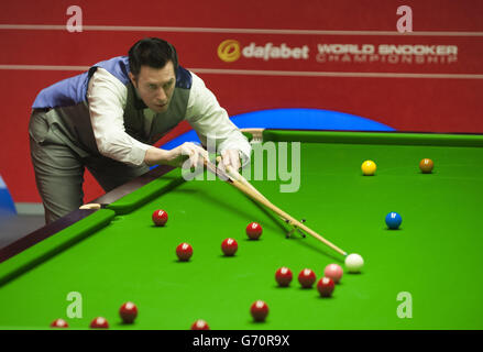 Dominic Dale in Aktion während seines Spiels gegen Mark Davis während der DAFABET World Snooker Championships im Crucible, Sheffield. Stockfoto