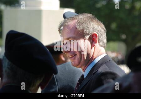 Der britische Verteidigungsminister Geoff Hoon trifft Veteranen des Zweiten Weltkriegs, während er sich mit anderen Würdenträgern bei einem D-Day-Gottesdienst zum 60. Jahrestag auf dem Bayeux-Friedhof in der Normandie in Nordfrankreich trifft. Der Minister trat zusammen mit Premierminister Tony Blair, dem französischen Präsidenten Jacques Chirac sowie Ihrer Majestät der Königin und Tausenden von Veteranen des Zweiten Weltkriegs. Stockfoto