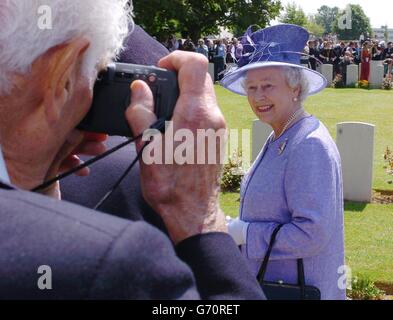 Die britische Königin Elizabeth II. Nimmt an einem D-Day-Gottesdienst zum 60. Geburtstag Teil, der auf dem Bayeux-Friedhof in der Normandie in Nordfrankreich abgehalten wird. Ihre Majestät wurde von dem britischen Premierminister Tony Blair, dem französischen Präsidenten Jacques Chirac und Tausenden Veteranen des Zweiten Weltkriegs begleitet. Stockfoto