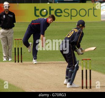 Simon Cook von Middlesex bowelt beim zweiten Spiel der Totesport Division auf dem County Ground, Derby, gegen den Derbyshire-Batman Chris Bassano. Stockfoto