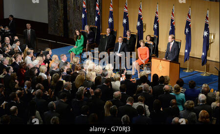 Die Herzogin von Cambridge schaut zu, wie der Herzog von Cambridge eine Rede während eines Empfangs in der Großen Halle im Parliament House, Canberra, während des achtzehnten Tages ihrer offiziellen Tour nach Neuseeland und Australien hält. Stockfoto