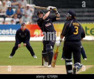 Nick Walker von Derbyshire Scorpions trifft beim Spiel der Totesport Division Frizzell County Championship auf dem County Ground, Derby, eine frühe 6-Abschläge vor dem Bowler von Middlesex Crusaders, Nantie Hayward. Stockfoto