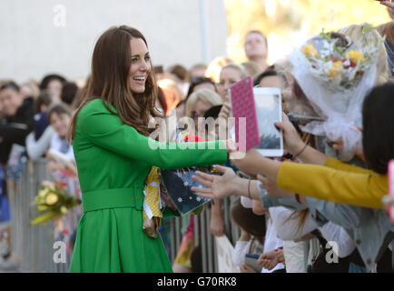 Die Herzogin von Cambridge trifft auf gute Fischer und erhält Geschenke, nachdem sie die National Portrait Gallery in Canberra am achtzehnten Tag ihrer offiziellen Tour nach Neuseeland und Australien besucht hat. Stockfoto