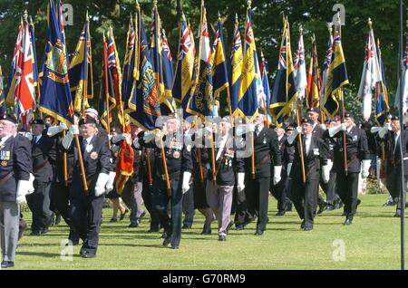 Veteranen tragen ihre Standards bei der Parade auf dem Commonwealth war Graves Cemetery in Bayeux im Nordwesten Frankreichs, wo ein Gottesdienst zum 60. Jahrestag des D-Day abgehalten wurde. Stockfoto