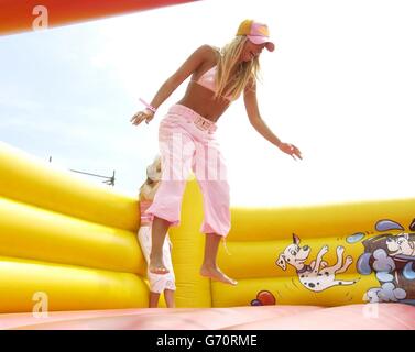 Model Jodie Marsh entspannender Backstage während des T4 Popbeach Konzerts am Great Yarmouth Beach. Stockfoto