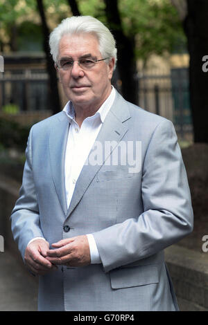 Der Publizist Max Clifford kommt am Southwark Crown Court in London an, wo er wegen insgesamt 11 Anklagepunkten wegen unanständigen Übergriffen auf sieben Frauen und Mädchen angeklagt wird. Stockfoto