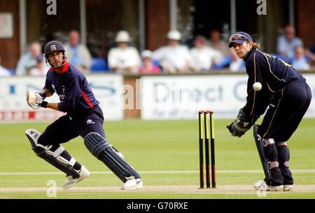 Paul Weekes von Middlesex Crusaders (links) trifft beim Spiel der Frizzell County Championship auf dem County Ground, Derby, eine vier vom Bowling von Paul Havell von Derbyshire Scorpions. Stockfoto