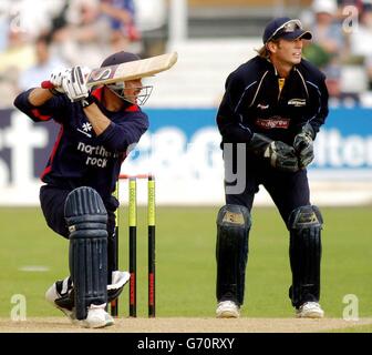 Paul Weekes von Middlesex Crusaders (links) trifft eine vier beim Bowling von Graeme Welch von Derbyshire Scorpions während des Frizzell County Championship-Spiels auf dem County Ground, Derby. Stockfoto