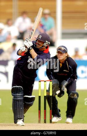 Paul Weekes von Middlesex Crusaders (links) trifft eine vier beim Bowling von Graeme Welch von Derbyshire Scorpions während des Frizzell County Championship-Spiels auf dem County Ground, Derby. Stockfoto