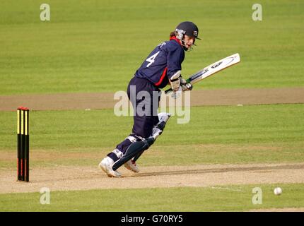 Ed Joyce von Middlesex Crusaders trifft eine vier beim Bowling von Graeme Welch von Derbyshire Scorpions (nicht abgebildet) während des Frizzell County Championship-Spiels auf dem County Ground, Derby. Stockfoto