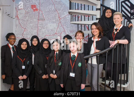 nica mit Studenten der Bethnal Green Academy im Osten Londons während eines interaktiven App-Building-Workshops, der Teil des International Telecommunication Union (ITU) „Girls in ICT Day“ am BL-NK in East London Tech City, London, ist. Stockfoto