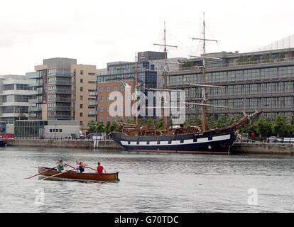 Die Jeanie Johnston liegt an der Liffey in Dublin. Die Besatzung an Bord des Schiffes bereitete sich heute Abend auf eine viermonatige Reise durch Irland vor. Der erste Anlaufhafen des Nachbaus des Hungersschiffs wird Derry sein, wo es dieses Wochenende zwei Tage anhalten wird, bevor es nach Belfast, dann zurück nach Derry und weiter nach Killybegs geht. Rund 5,000 Menschen besuchten das Schiff über das Feiertagswochenende, wo es am Custom House Quay, Dublin, angedockt war. Stockfoto