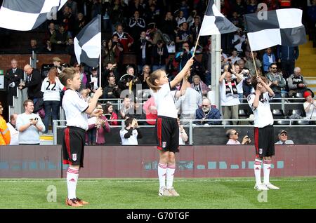 Fußball - Barclays Premier League - Fulham gegen Hull City - Craven Cottage. Fulham-Fahnenträger auf dem Spielfeld vor dem Spiel Stockfoto