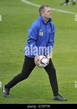 Russ Wilcox, Manager von Scunthorpe United während des zweiten Spiels der Sky Bet League im St James' Park, Exeter. DRÜCKEN SIE VERBANDSFOTO. Bilddatum: Samstag, 26. April 2014. Siehe PA Story SOCCER Exeter. Bildnachweis sollte lauten: PA Wire. Stockfoto