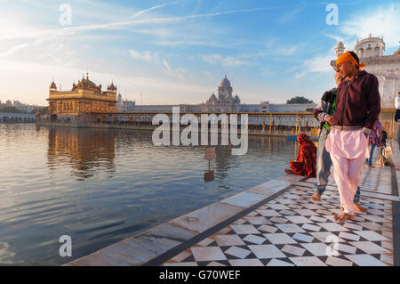 Nicht identifizierte junge Sikh-Männer besuchen Golden Temple (Harmandir Sahib auch Arbar Sahib) Stockfoto