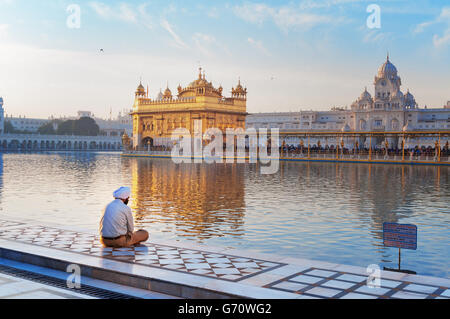 Unbekannter Sikh Mann im Goldenen Tempel betet (Harmandir Sahib auch Darbar Sahib) Stockfoto