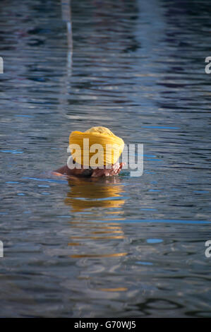 : Unbekannter Sikh Mann betet im Heiligen See bei Golden Temple Stockfoto
