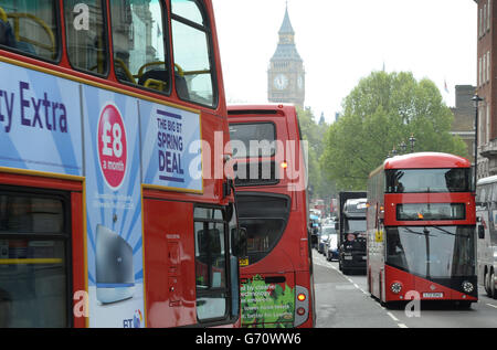 Ein alter Routemaster-Bus ist am Trafalgar Square in London zu sehen, als am ersten Tag eines 48-stündigen Streiks von U-Bahn-Arbeitern in der Londoner U-Bahn über Schließungen von Ticketbüros zusätzliche Busse einfuhren. Stockfoto