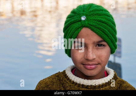 Nicht identifizierte indische Sikh-jungen in Golden Temple (Harmandir Sahib auch Darbar Sahib) Stockfoto