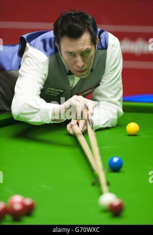 Dominic Dale während seines Spiels gegen Barry Hawkins während der DAFABET World Snooker Championships im Crucible, Sheffield. Stockfoto