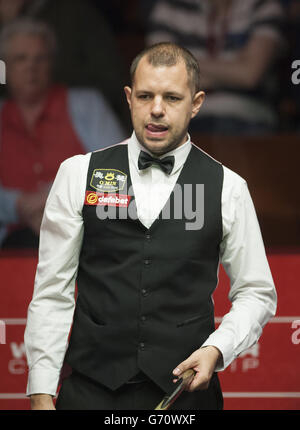 Barry Hawkins reagiert während seines Spiels gegen Dominic Dale während der Dafabet Snookerweltmeisterschaft im Crucible, Sheffield. Stockfoto