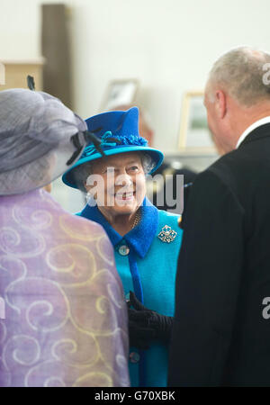 Königin Elizabeth II. Bei einem Besuch der Royal Dockyard Chapel in Pembroke Dock, Wales. Stockfoto