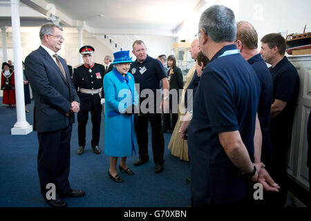 Königin Elizabeth II. Bei einem Besuch der Royal Dockyard Chapel in Pembroke Dock, Wales. Stockfoto