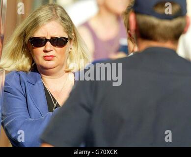 Sue Dickinson kommt am fünften Tag des Caroline-Dickinson-Mordverfahrens am Gericht in Rennes, Frankreich, an. Stockfoto