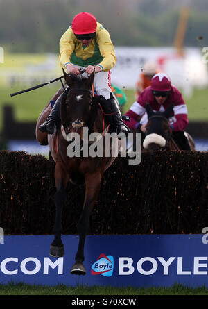 Sizing Europe mit Andrew Lynch macht den letzten Weg frei, den Champion Steeplechase Boylesports.com am ersten Tag des Punchestown Festivals auf der Pferderennbahn von Punchestown, Co. Kildare, Irland, zu gewinnen. Stockfoto