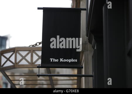 Knightsbridge Stock. The Kooples, Knightsbridge, London. Stockfoto