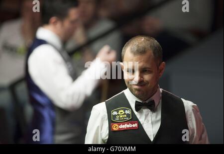 Barry Hawkins während seines Spiels gegen Dominic Dale während der DAFABET World Snooker Championships im Crucible, Sheffield. Stockfoto