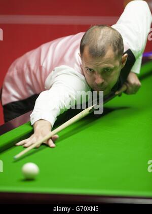 Barry Hawkins während seines Spiels gegen Dominic Dale während der DAFABET World Snooker Championships im Crucible, Sheffield. Stockfoto