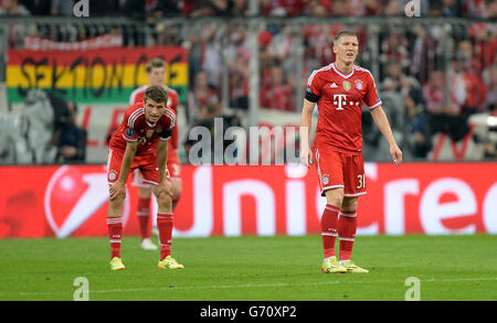 Fußball - UEFA Champions League - Bayern München / Real Madrid - Allianz Arena. Der Bayern-Münchner Bastian Schweinsteiger (rechts) sieht niedergeschlagen aus, nachdem seine Mannschaft Real Madrid ein drittes Tor zugestanden hat Stockfoto