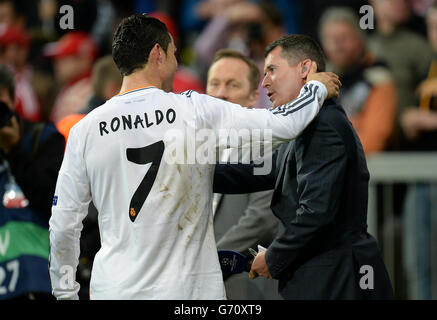 Fußball - UEFA Champions League - Bayern München / Real Madrid - Allianz Arena. Cristiano Ronaldo (links) von Real Madrid plaudert nach dem letzten Pfiff mit dem tv-Spieler und dem ehemaligen Fußballspieler Roy Keane Stockfoto