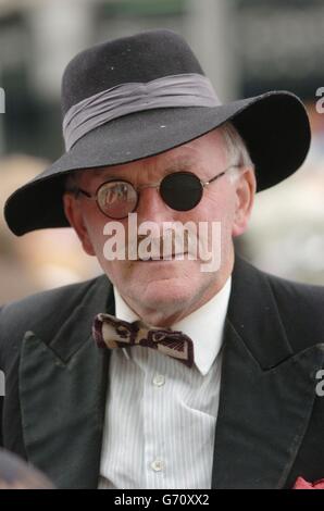 Der in Dublin geborene Schauspieler Dermod Lynskey in der Rolle des irischen Schriftstellers James Joyce in der O'Connell Street in Dublin, um den hundertsten Jahrestag des Bloomsday zu feiern - das Schlüsselereignis im endgültigen Roman des Autors, Ulysses. Am 16. Juni 1904 begab sich Leopold Bloom, die Schlüsselfigur des Buches, auf einen Spaziergang durch Dublin, der fast jeden Schritt des Weges beschreibt und in den letzten Jahren feierte, dass der Spaziergang zu einer Dublin-Branche wurde. Stockfoto