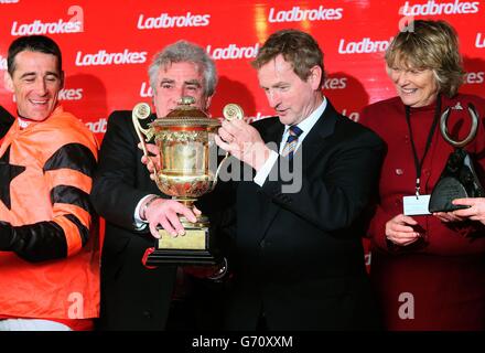 Ein Taoiseach Enda Kenny (zweite links) mit siegreichen Verbindungen Jockey Davy Russell Besitzer Gerry McGrath und Trainer Jessica Harrington nach Jetson gewann die Ladbrokes World Series Hürde während Tag drei des Punchestown Festival in Punchestown Racecourse, Co. Kildare, Irland. Stockfoto