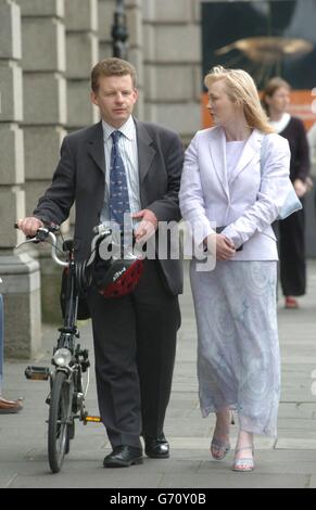 Der Vorsitzende der Grünen Partei, Trevor Sargent, im Gespräch mit Lindsay Whitcroft, dem Kandidaten des grünen Europäischen Parlaments für Nordirland, vor Dail Eireann, Dublin, Irland. Stockfoto