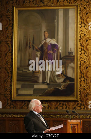 Der irische Präsident Michael D. Higgins hält seine Rede vor dem Parlament unter einem Porträt von König George VI. In London während des ersten Staatsbesuchs eines irischen Präsidenten im Vereinigten Königreich. Stockfoto